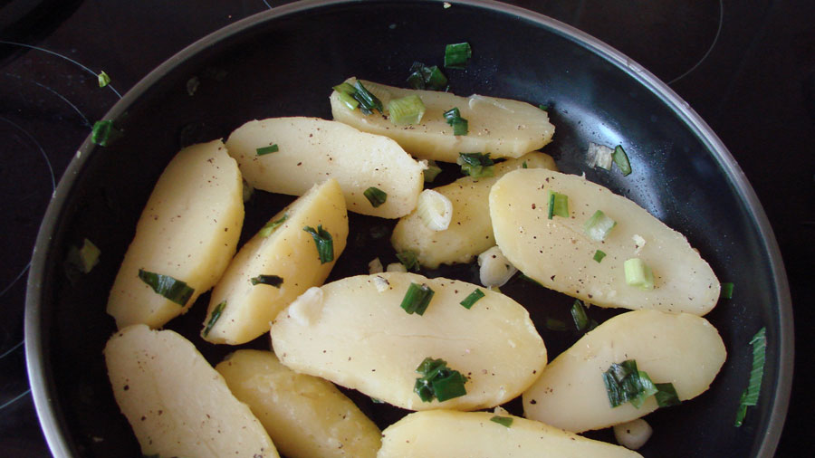 Senfeier mit Frühkartoffeln und Lauchzwiebeln - Schnell und Köstlich
