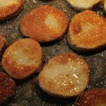 Eisenpfanne mit gebratenen Kartoffelscheiben