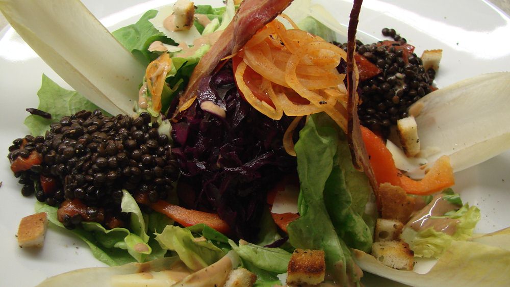 Beluga Linsensalat an Blattsalatvariationen