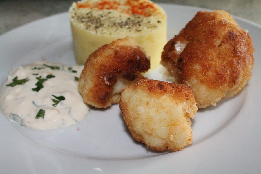 Blumenkohl gebacken mit Dip und Stampfkartoffeln
