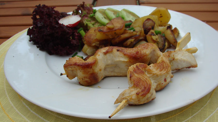 Bratkartoffeln und Putenspieße