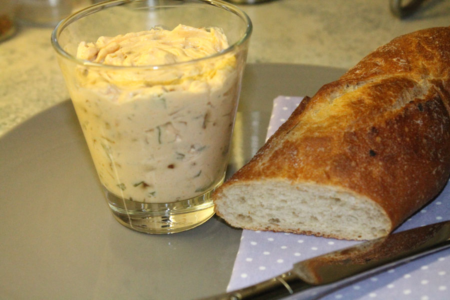 Brotaufstrich mit Paprika und Käse