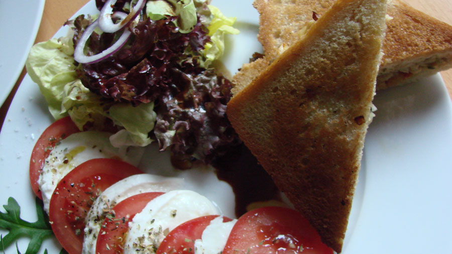 Bruschetti mit Hackfleisch und Tomate Mozzarella