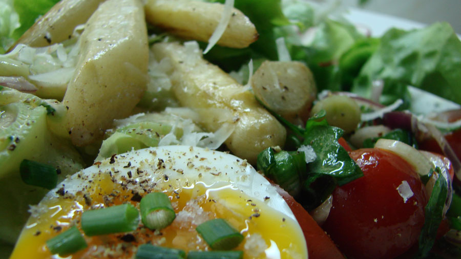 Bunter Salat mit gebratenem Spargel