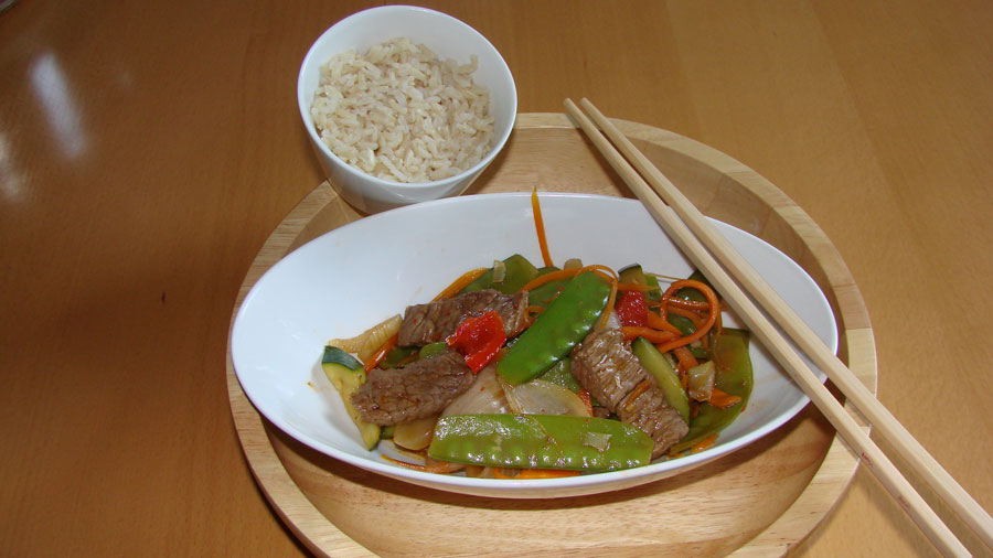 Chinapfanne mit Rindfleisch und Zuckerschoten
