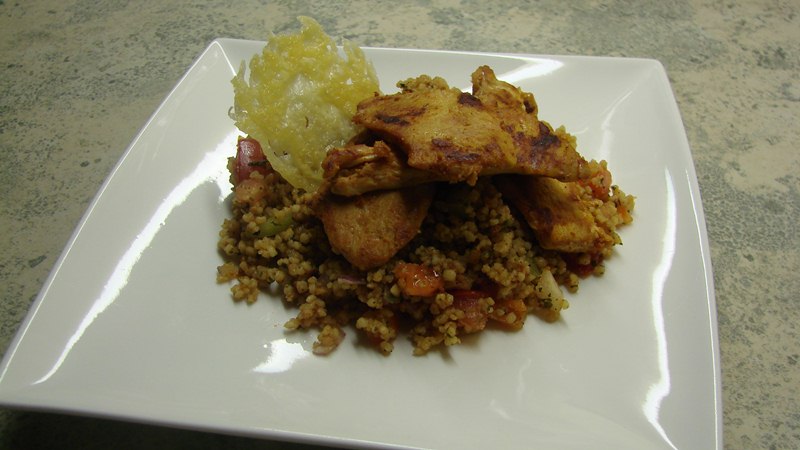 Couscous Salat mit Putenstreifen und Parmesanhippe