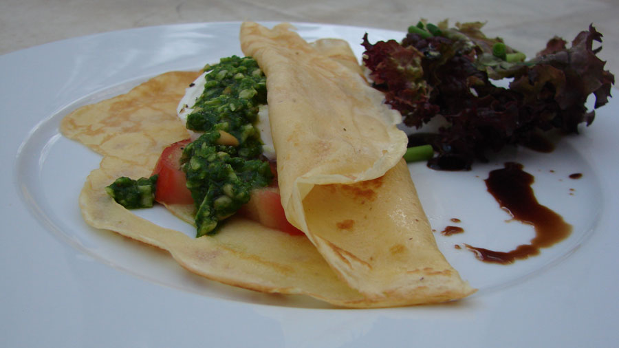 Crepes mit Pesto und Tomate Mozzarella