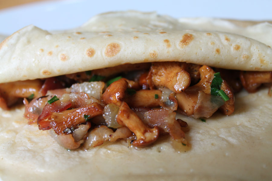 Crêpes mit gebratenen Pfifferlingen