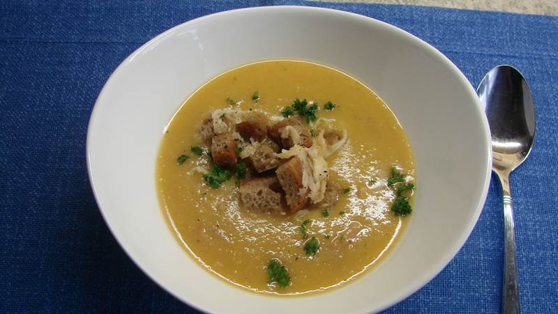 Erbsensuppe mit Parmesan Croutons