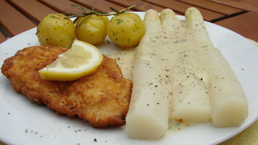 Frischer Spargel mit Kräutersauce