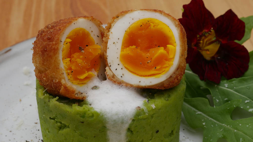 Gebackenes Ei mit Spargel