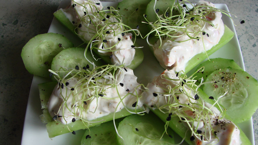 Gefüllte Gurkenschiffchen