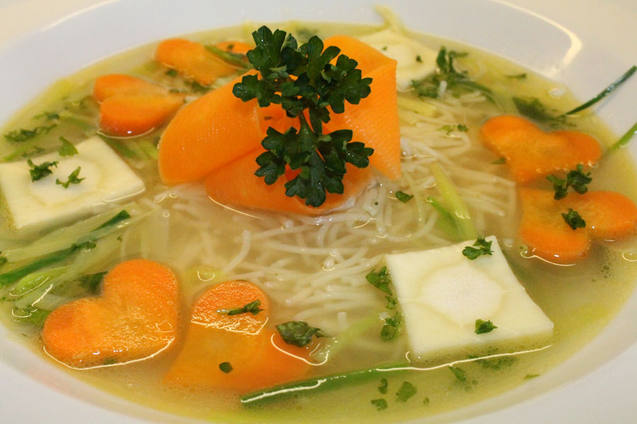 Hühnerbrühe mit Fadennudeln