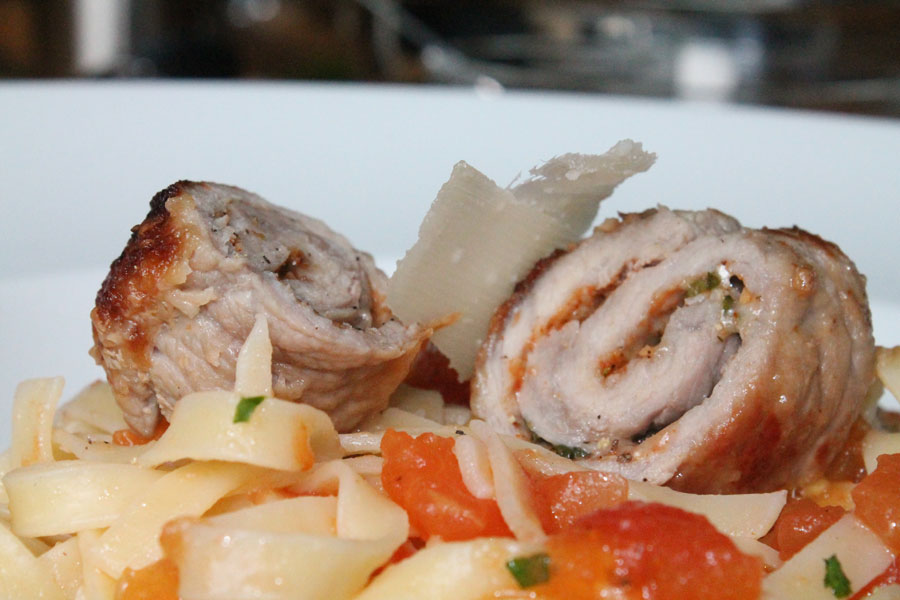 Involtini auf tomatisierten Bandnudeln