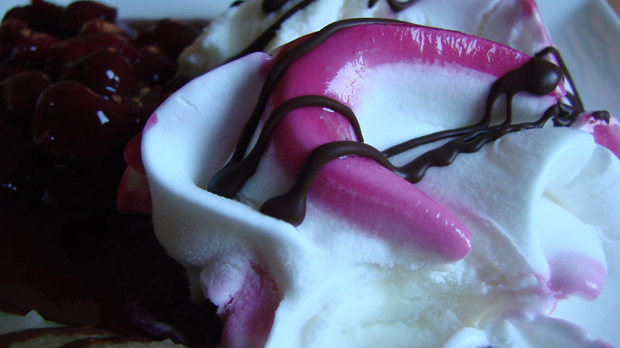 Joghurt-Waldbeer Eis mit Kirschgrütze und Schoko-Birne