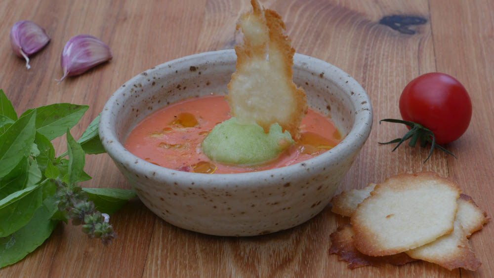 Kalte Paprikasuppe mit Basilikum-Gurken-Sorbet