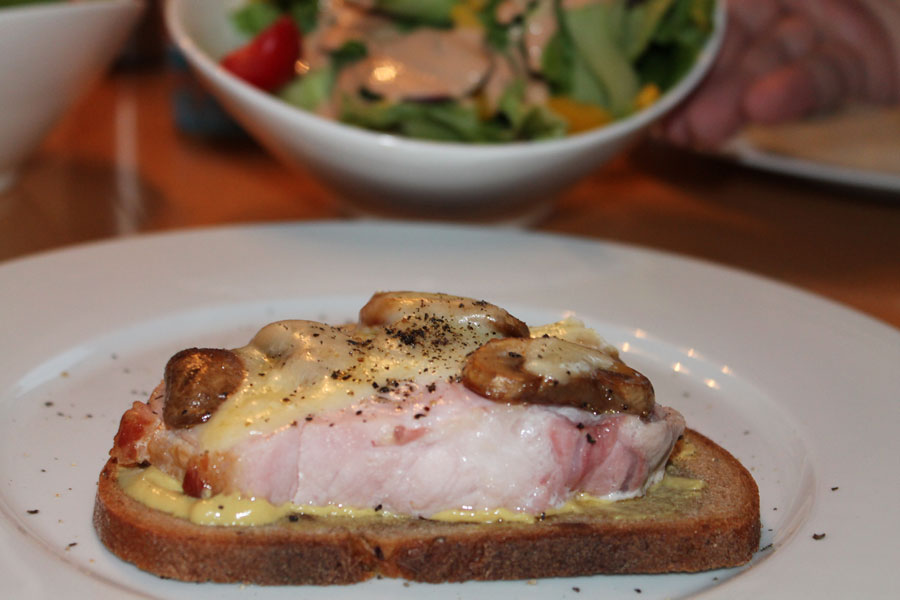 Kasslersteak mit Champignons überbacken