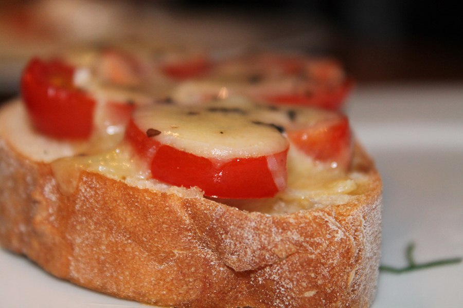 Knoblauchbrot mit Tomaten