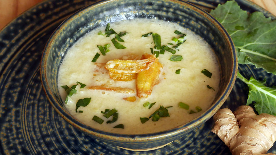 Kohlrabisuppe mit Ingwerchips
