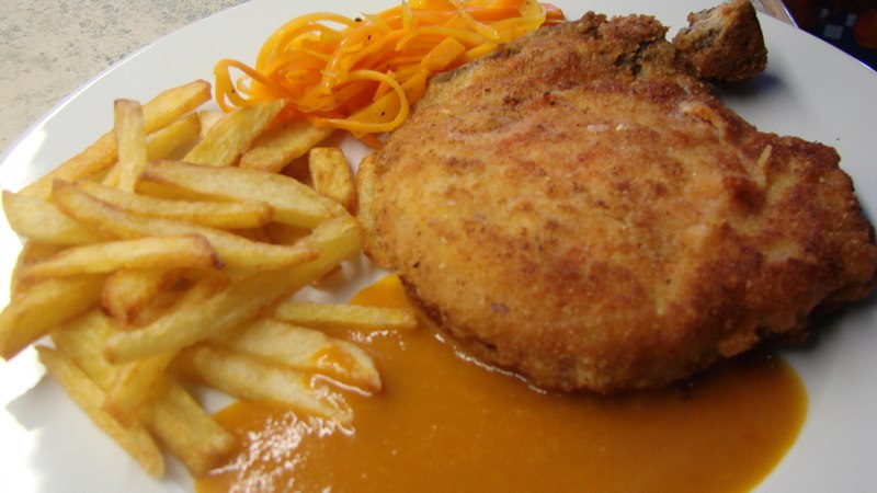 Kotlett mit selbstgemachten Pommes Frites und Paprikasauce