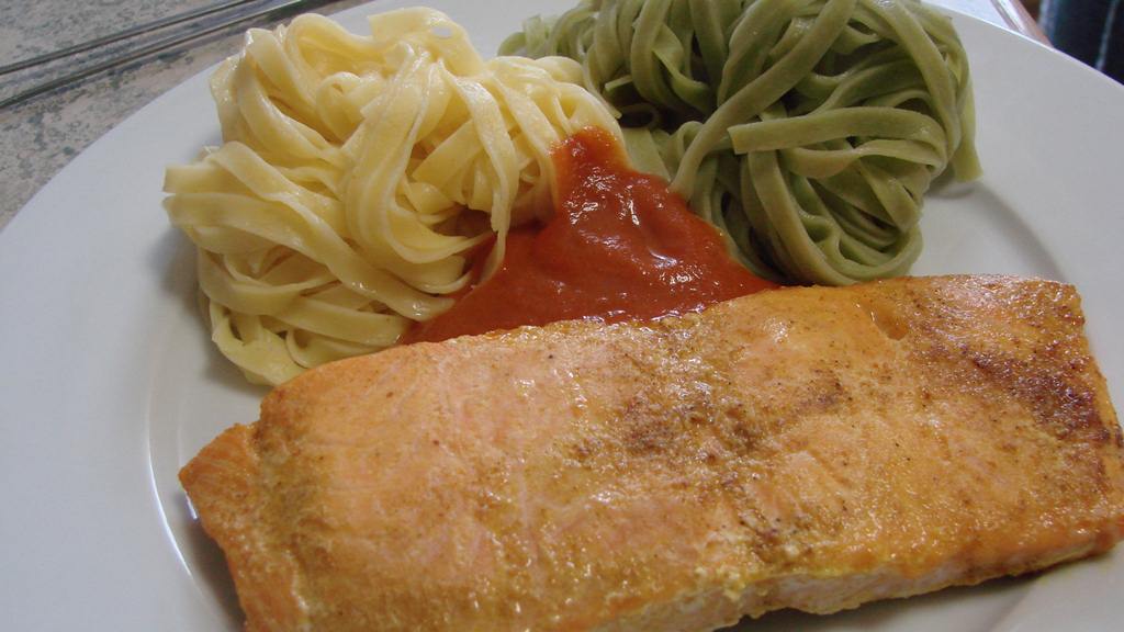 Lachs mit zweierlei Bandnudeln und Tomatensauce