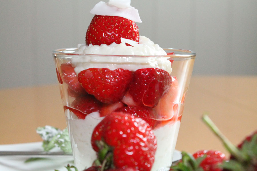 Milchreis mit frischen Erdbeeren