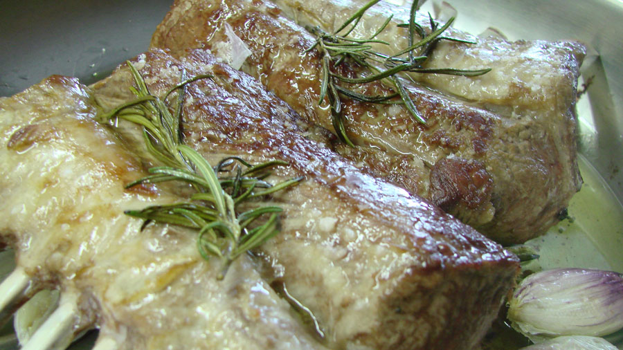 Osterlammcarree auf Portweinsauce mit grünen Bohnen