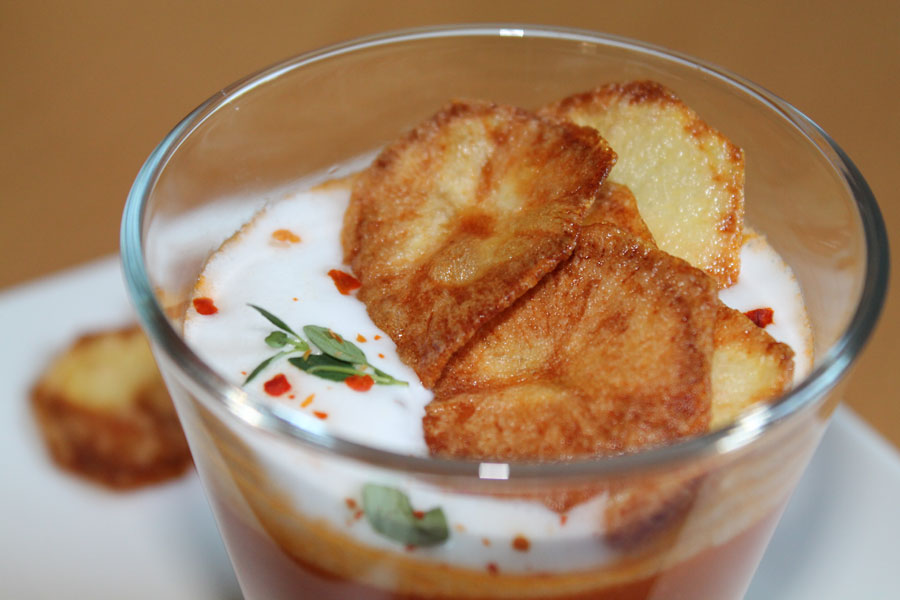 Paprikasuppe mit Kartoffelchips