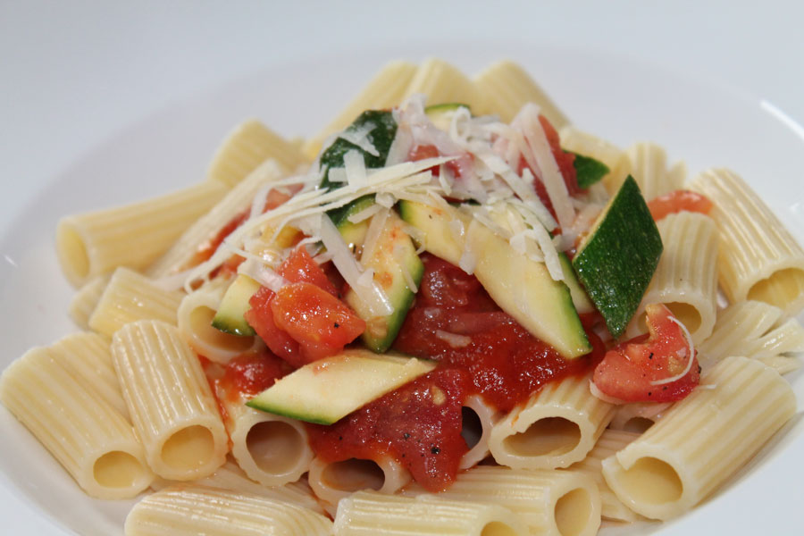 Pasta mit Zucchini Tomatensauce