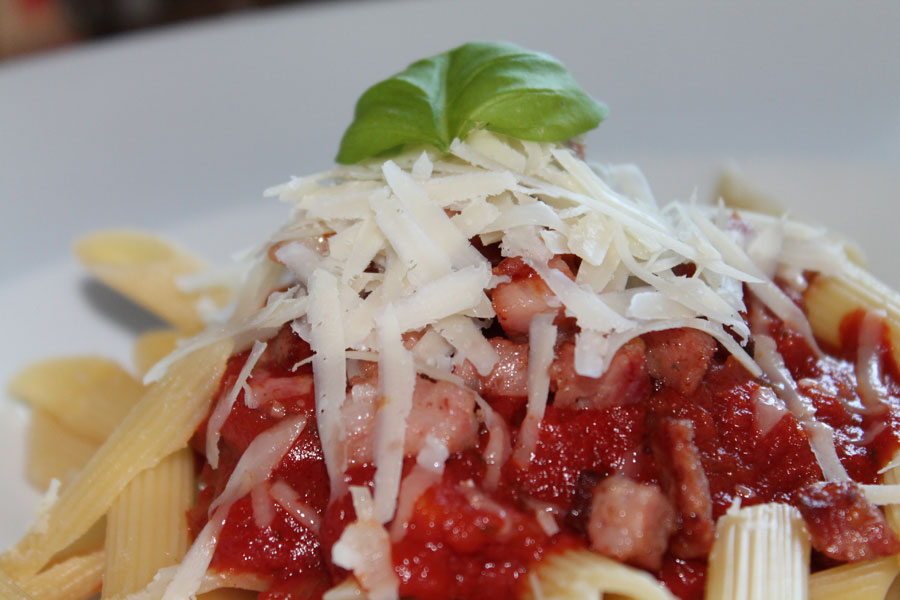 Penne mit Tomatensauce und Jagdwurst