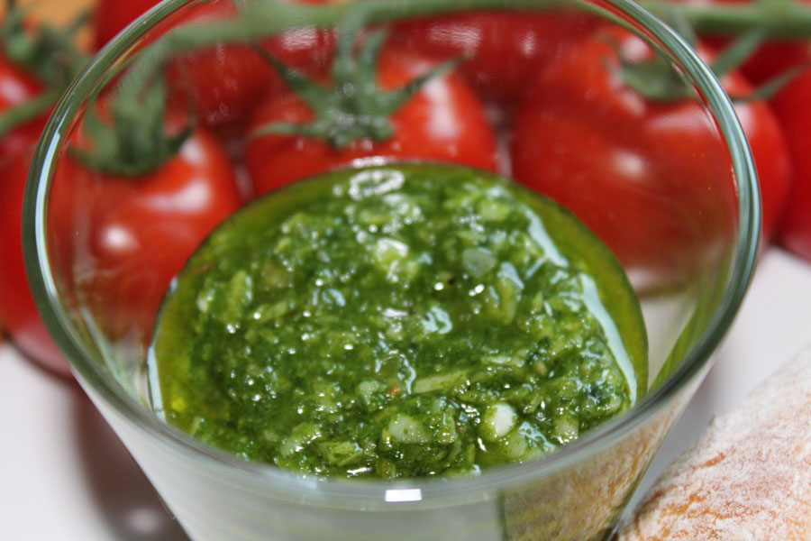 Pesto mit Basilikum und Mandeln