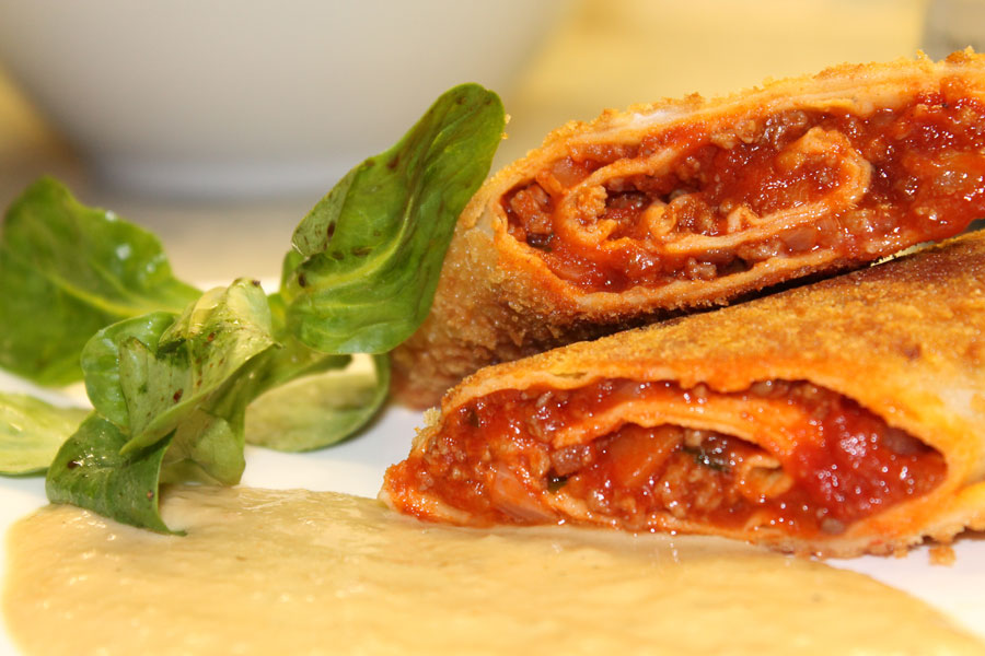 Pfannkuchen mit Bolognese gefüllt