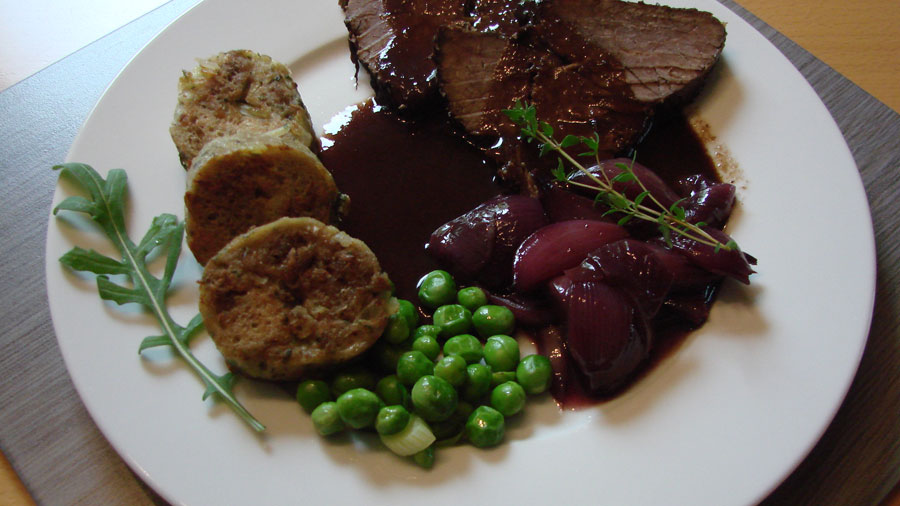 Rinderbraten mit Portweinzwiebeln
