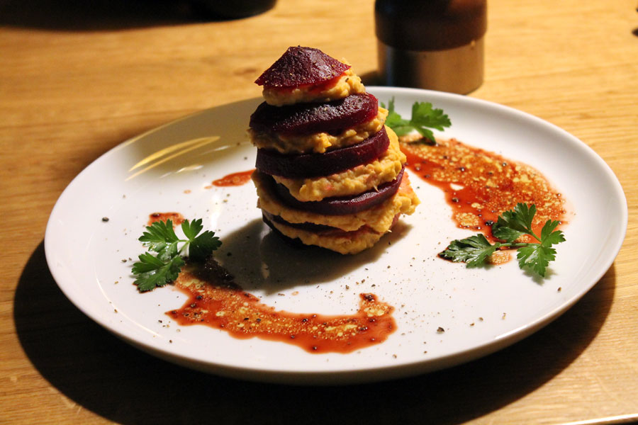 Rote Beete mit Cannellini Bohnenmus