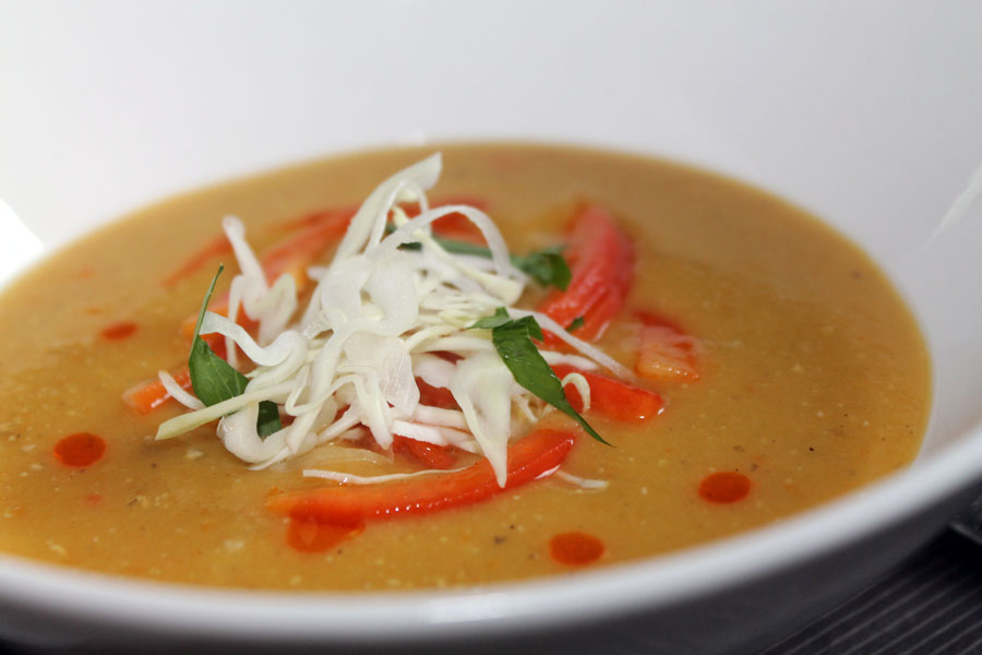 Rote Linsensuppe mit Paprika Topping
