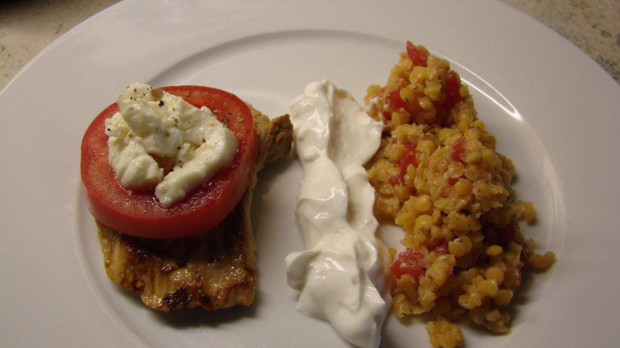 Roter Linsensalat mit Knoblauchjoghurt