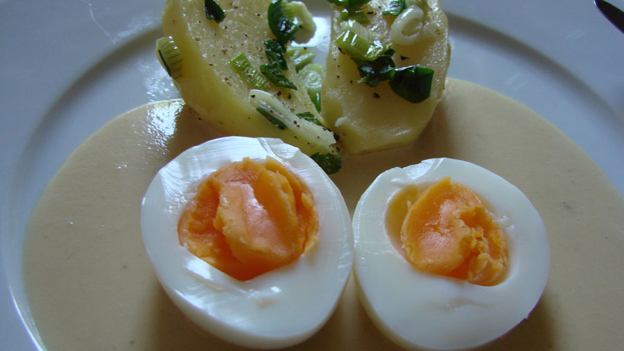 Senfeier mit Lauchzwiebeln Frühkartoffeln