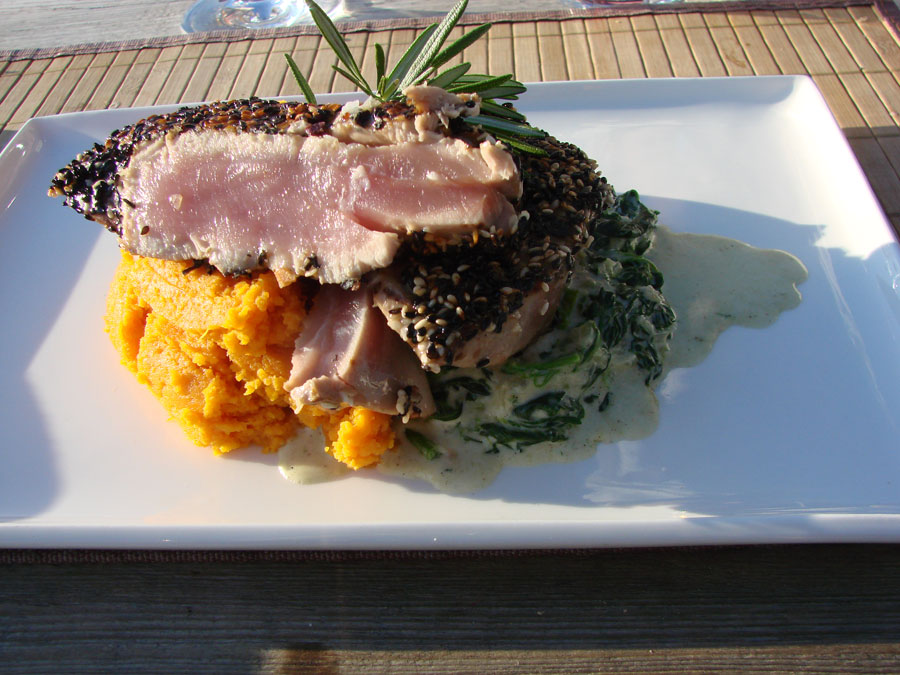Thunfischsteak im Sesammantel mit Süßkartoffpüree und Blattspinat
