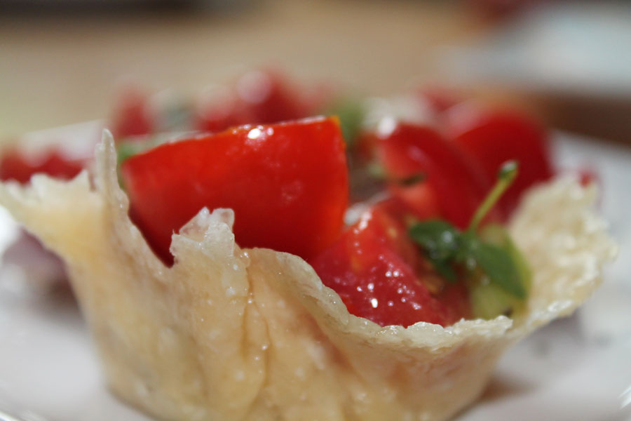 Tomatensalat im Parmesanförmchen