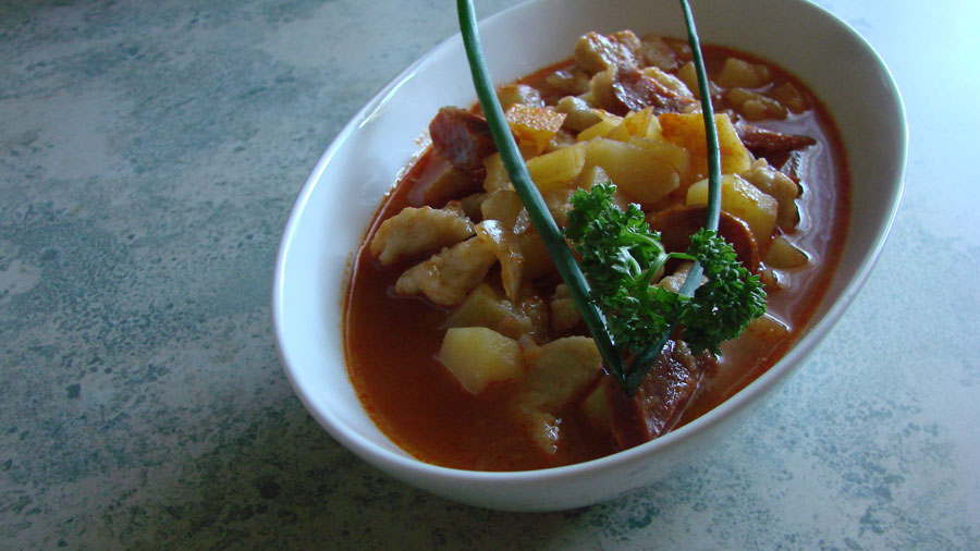 Ungarische Kartoffelsuppe mit Nockerln
