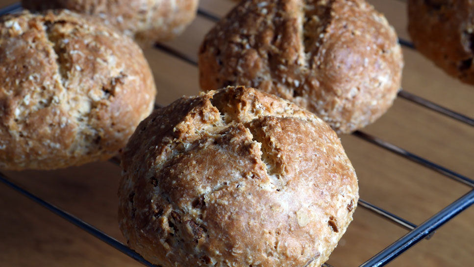 Zwiebelbrötchen mit Haferflocken