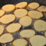 Eisenpfanne mit kartoffelscheiben